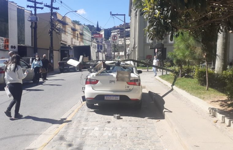 Susto! Poste cai e atinge táxi estacionado na Praça da Inconfidência. Motorista não ficou ferido