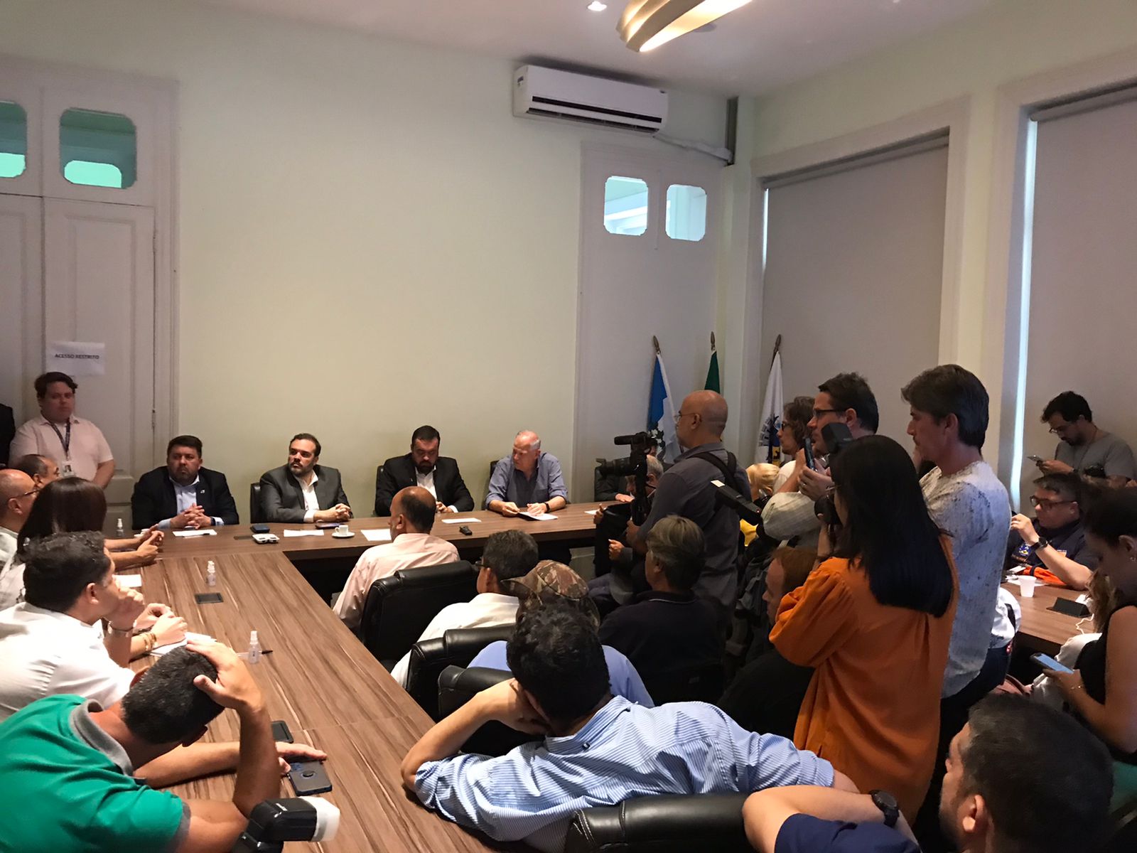 Durante coletiva, governador Cláudio Castro anuncia acordo para o pagamento do aluguel social