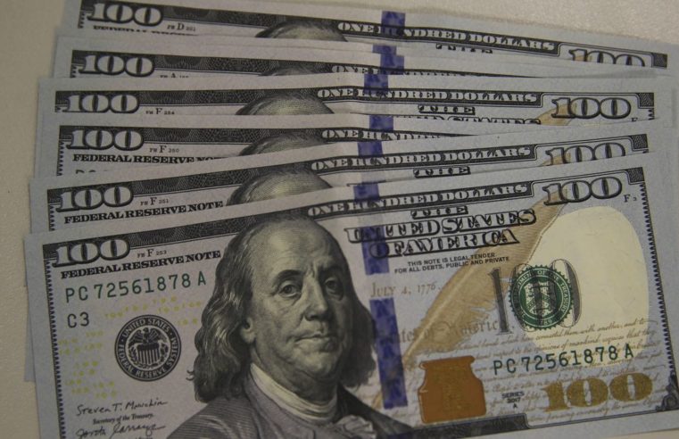 Dólar cai para R$ 4,60 e fecha no menor nível em dois anos