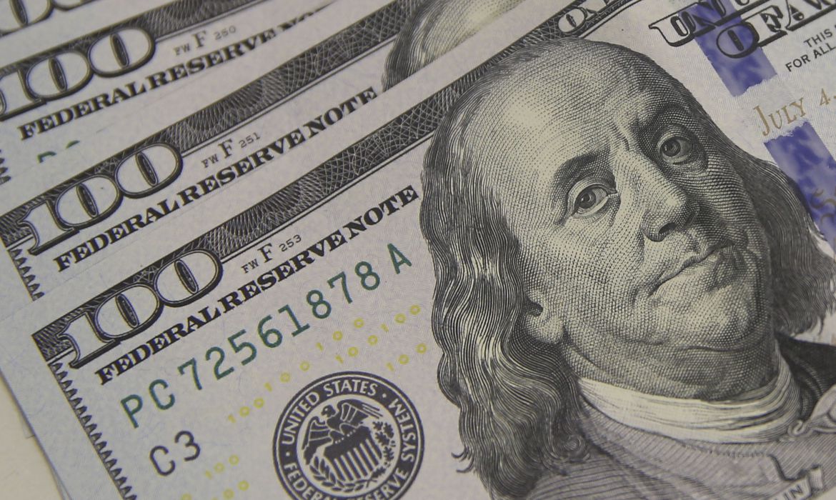 Dólar sobe 4% e fecha a R$ 4,80 em dia de tensão externa e interna