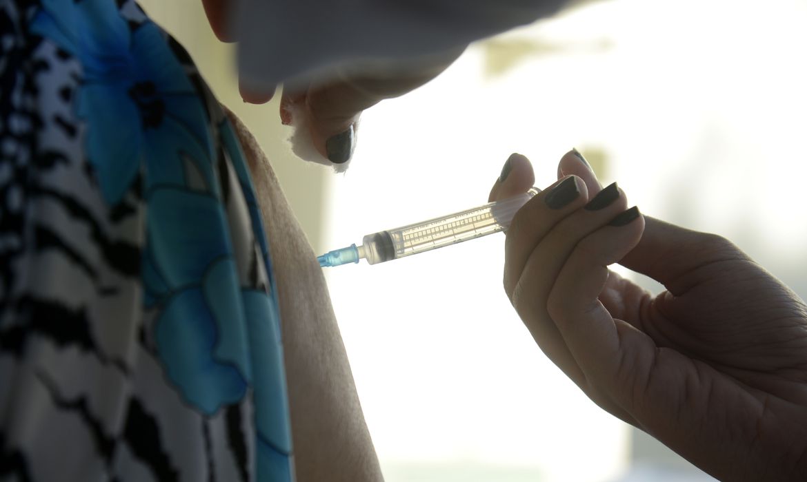 Covid-19: país tem 30,3 milhões de casos e 662 mil mortes