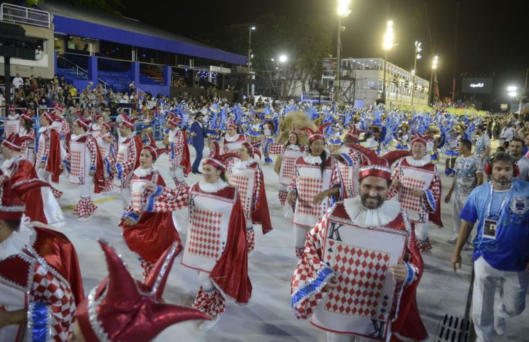 Primeiro dia de desfiles no Sambódromo tem acidente e atrasos