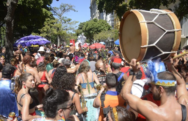 Carnaval fora de época no Rio também tem blocos na rua