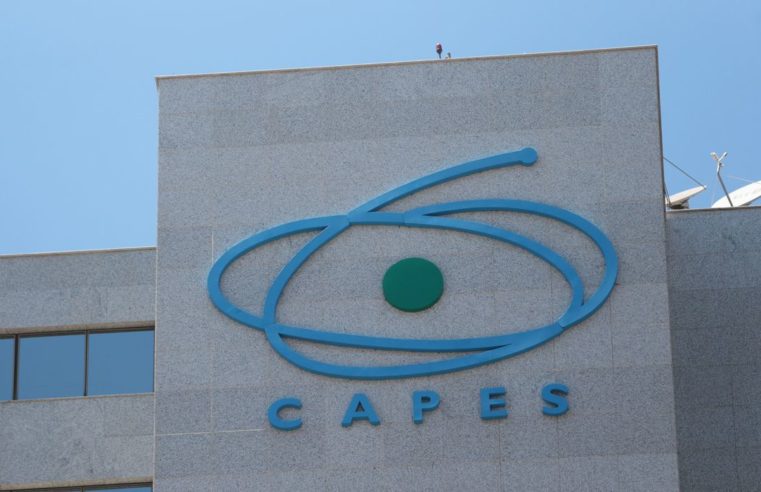 Capes oferece mais de 61 mil bolsas para formação de professores