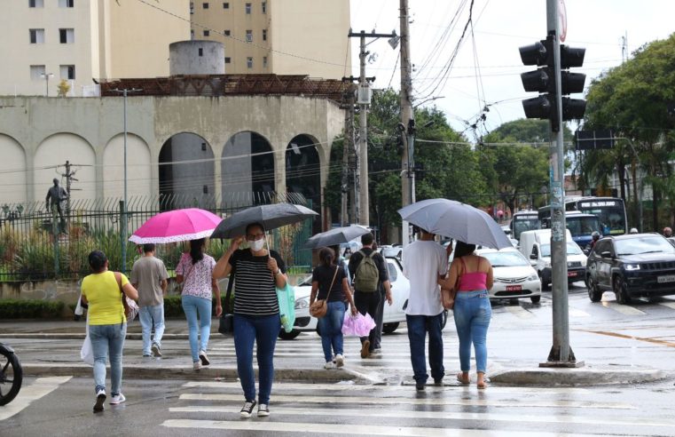 Defesa Civil envia SMS para alertar a previsão de chuva moderada a forte para esta quarta-feira