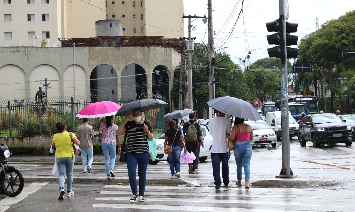 Defesa Civil envia SMS para alertar a previsão de chuva moderada a forte para esta quarta-feira