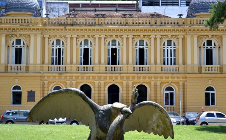 Câmara Municipal de Petrópolis revoga textos para adequar código de posturas a leis municipal e federal