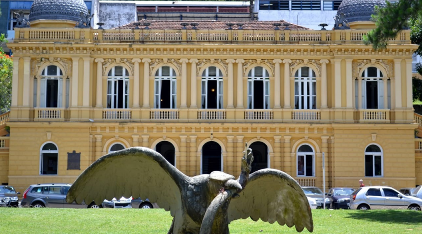 Câmara Municipal de Petrópolis revoga textos para adequar código de posturas a leis municipal e federal