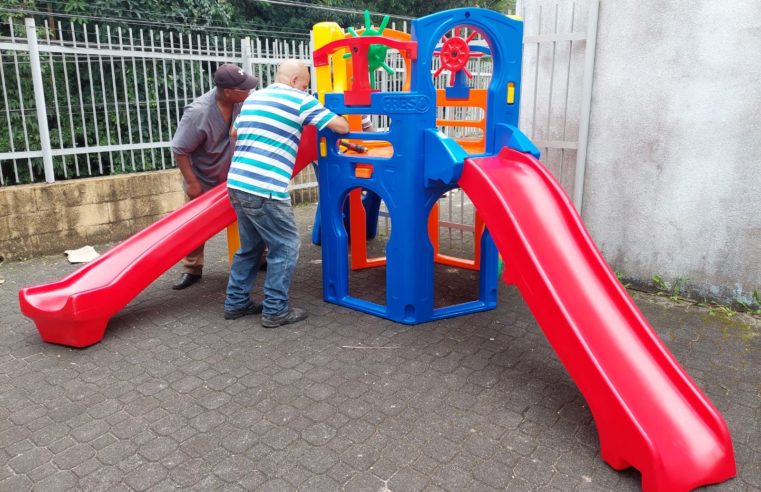 Playground e outros brinquedos são entregues às unidades escolares do município 