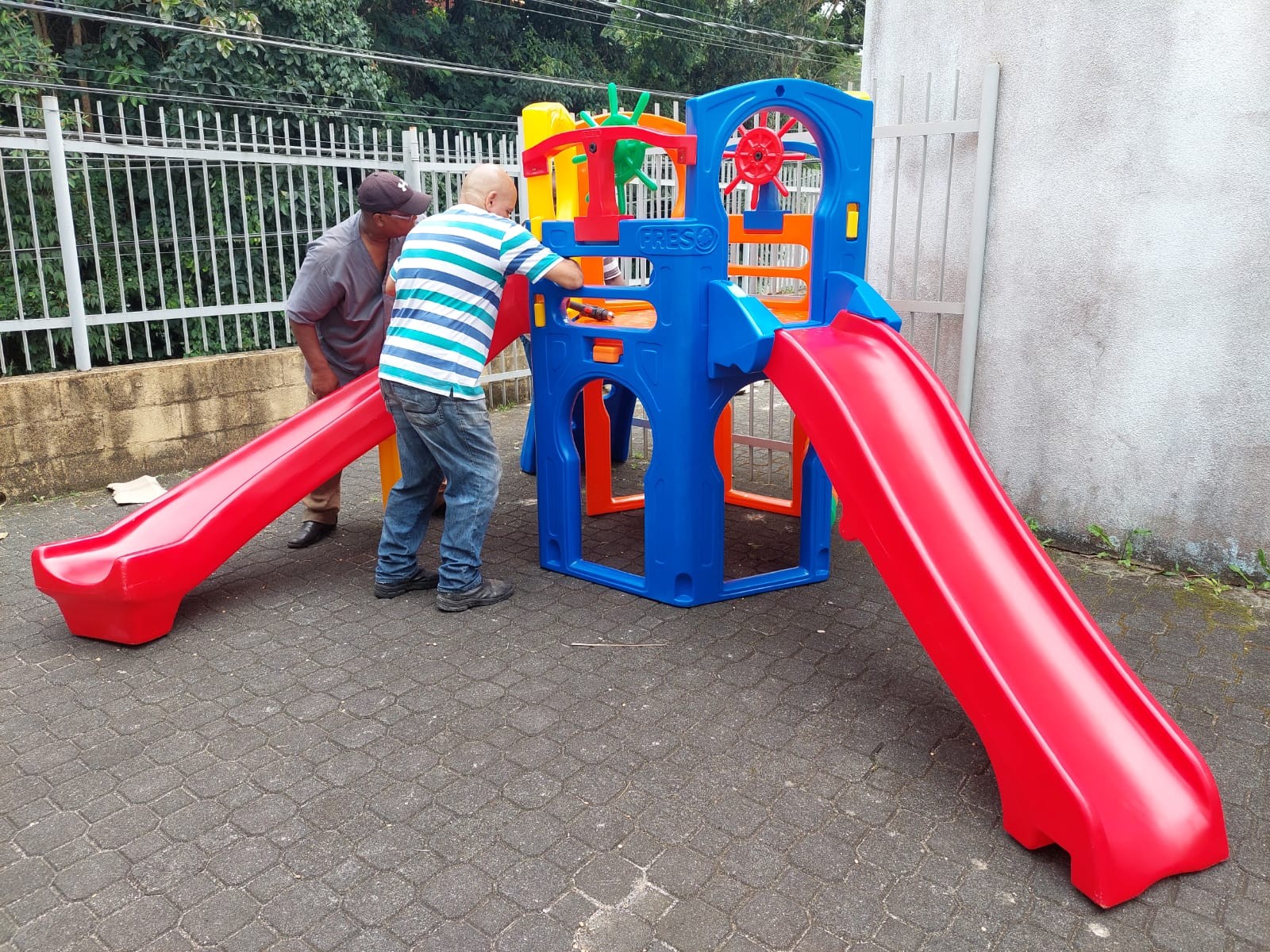 Playground e outros brinquedos são entregues às unidades escolares do município