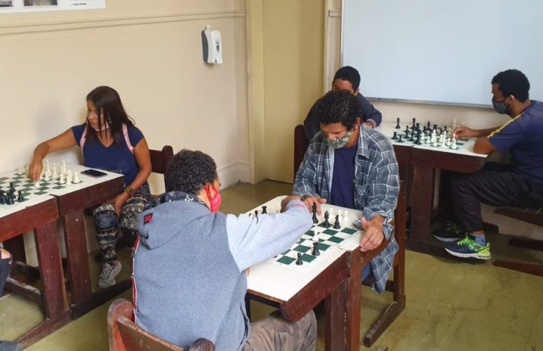 Livro e xadrez encantam alunos da EJA, da Escola Municipal Santa Paula Frassinetti