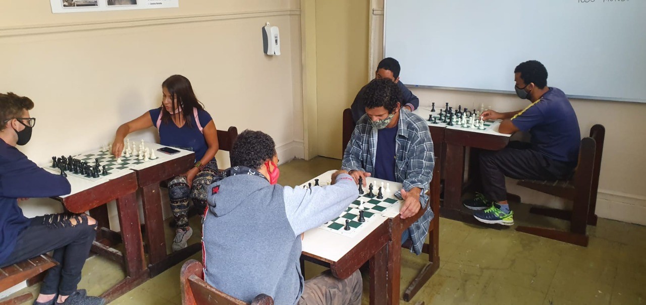 Livro e xadrez encantam alunos da EJA, da Escola Municipal Santa Paula Frassinetti