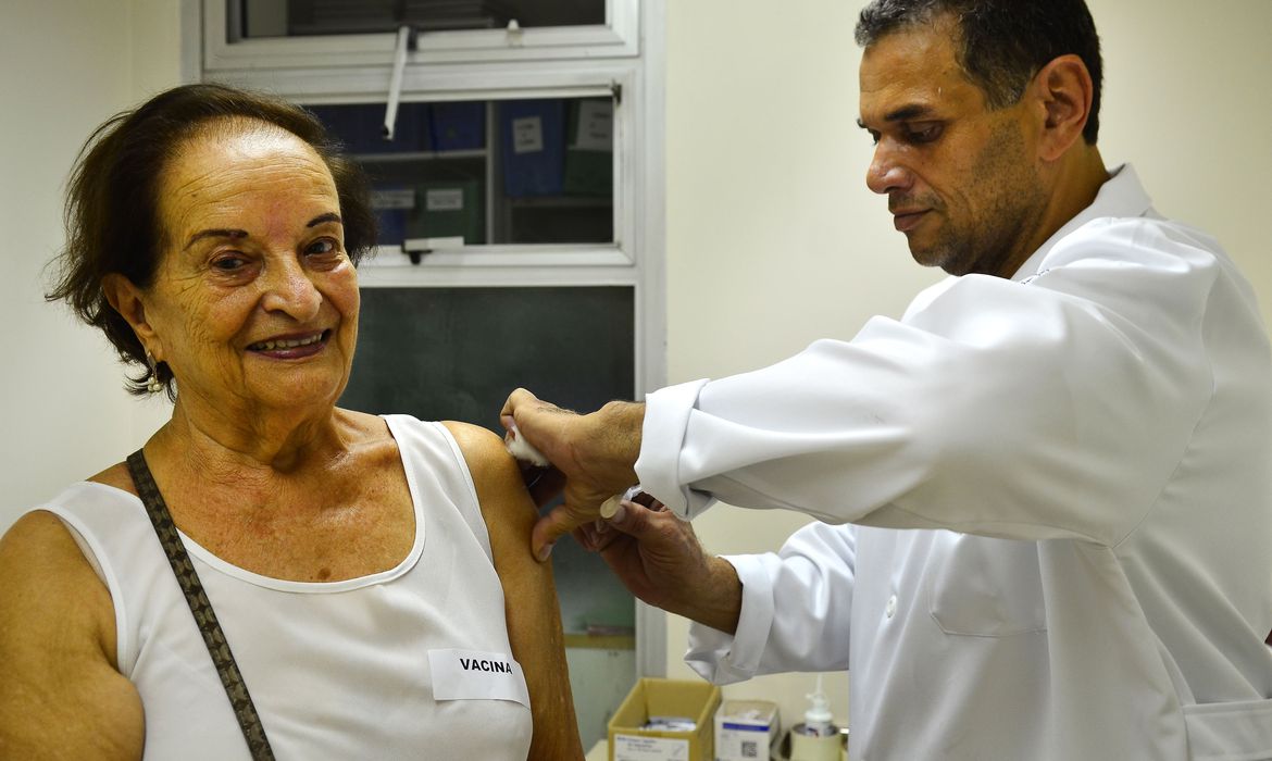 Covid-19: Rio aplica segundo reforço para idosos com 60 anos ou mais