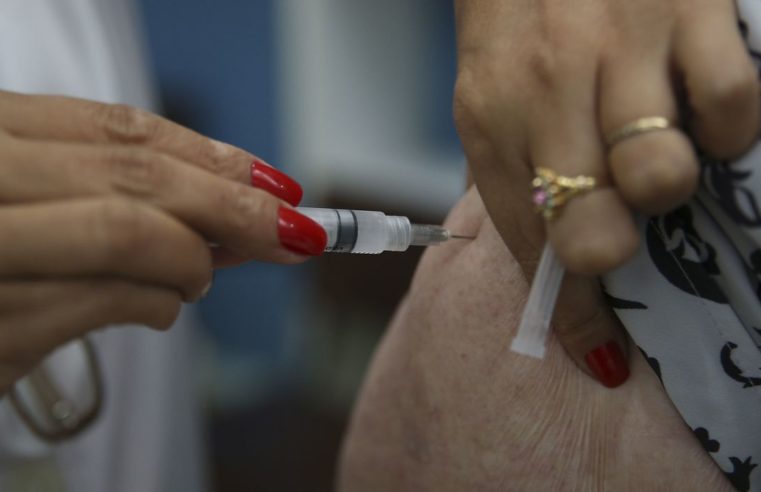 Vacinação contra a gripe é realizada em crianças e pessoas com mais de 5 anos do grupo prioritário