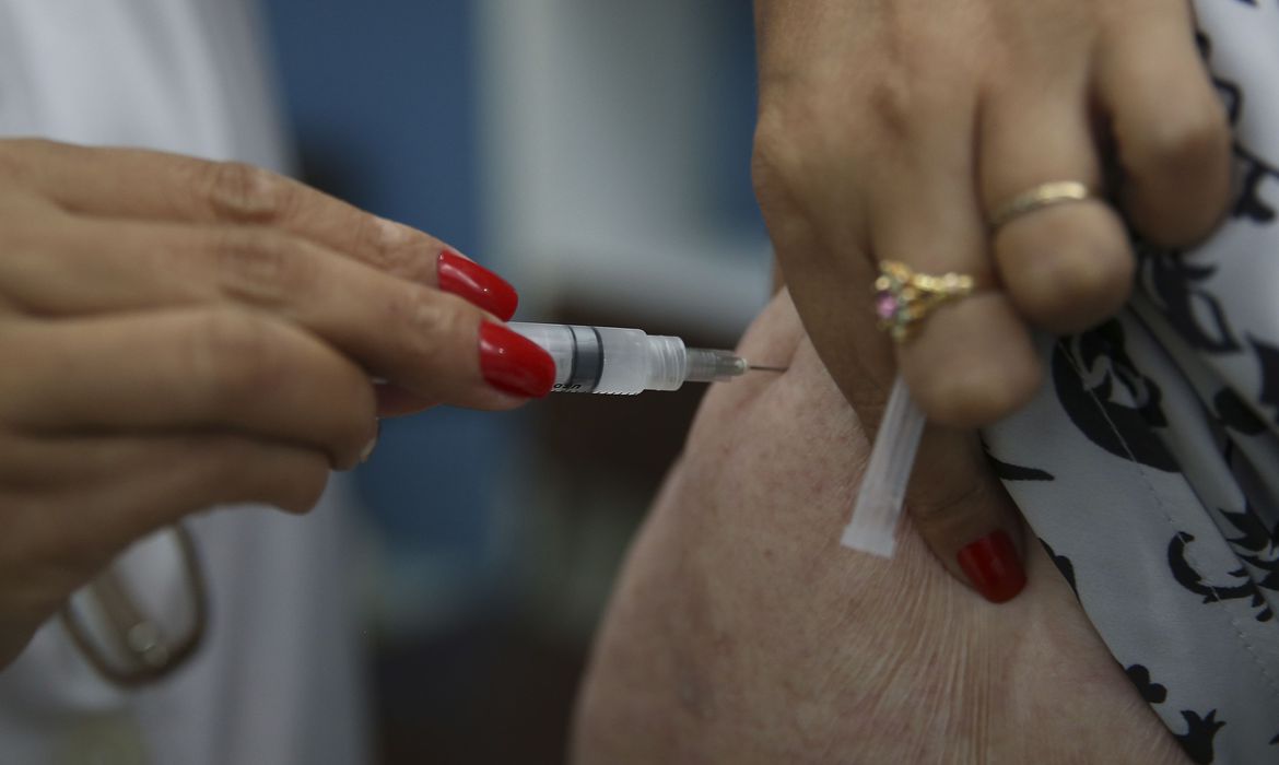 Vacinação contra a gripe é realizada em crianças e pessoas com mais de 5 anos do grupo prioritário