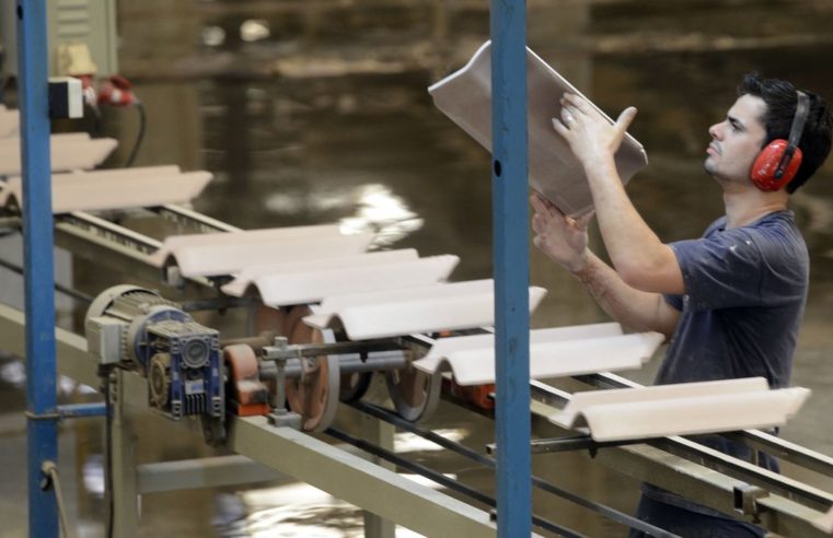 Produtividade da indústria recua 4,6% em 2021, diz CNI