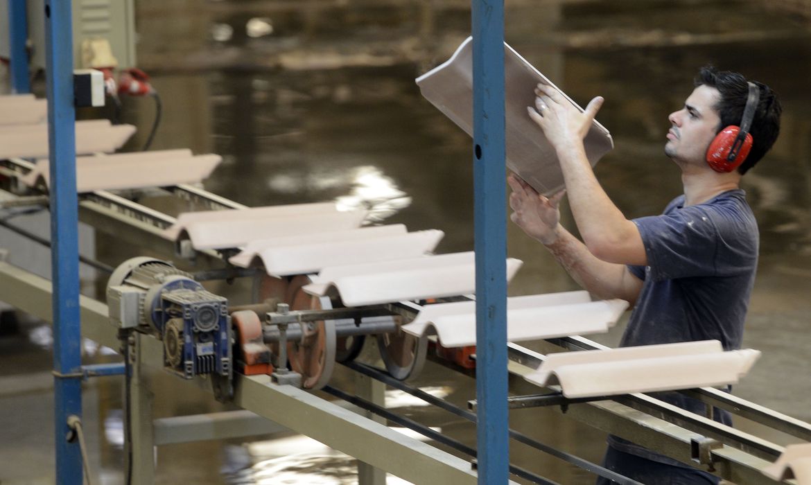 Produtividade da indústria recua 4,6% em 2021, diz CNI