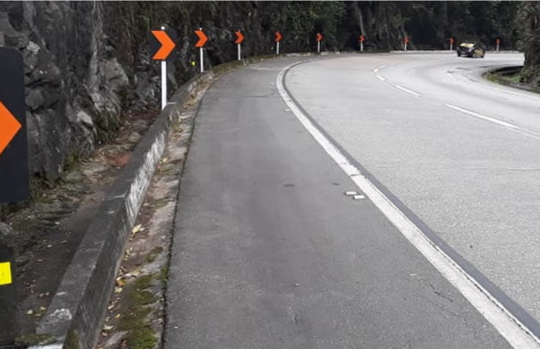 Carretas de grande porte interditam descida da serra de Petrópolis na madrugada de quarta (11) para quinta (12)