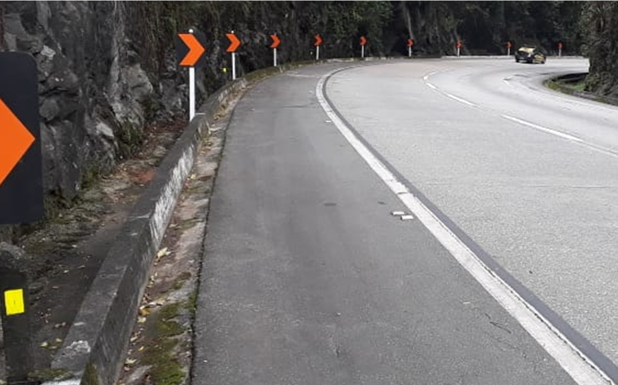 Carretas de grande porte interditam descida da serra de Petrópolis na madrugada de quarta (11) para quinta (12)
