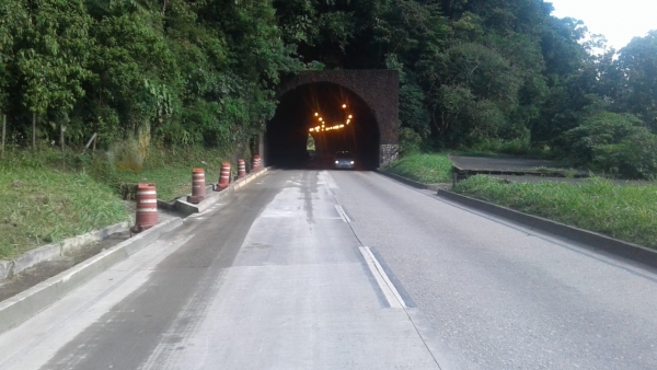 Carreta de grande porte interditará descida da serra na madrugada de terça para quarta￼￼