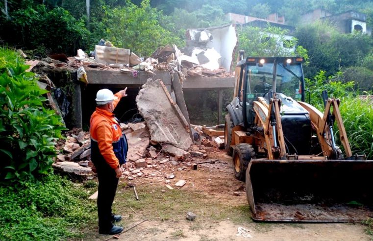 Defesa Civil demole casas com laudo de interdição permanente nos bairros Espanhol e Granja Florestal