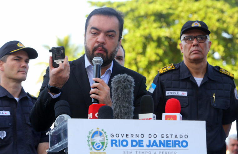 Governador Cláudio Castro dá início à operação das câmeras portáteis usadas por policiais militares de nove unidades da capital