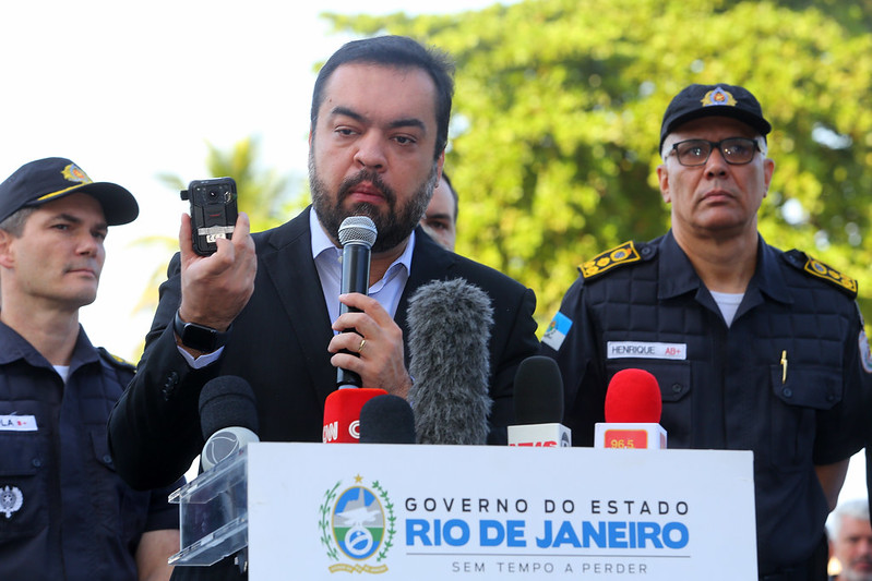 Governador Cláudio Castro dá início à operação das câmeras portáteis usadas por policiais militares de nove unidades da capital