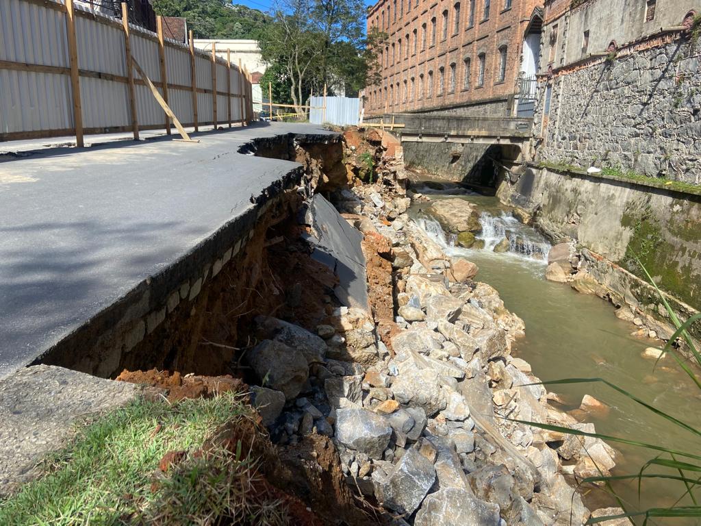 Ao menos duas ruas do Centro de Petrópolis ainda estão interditadas