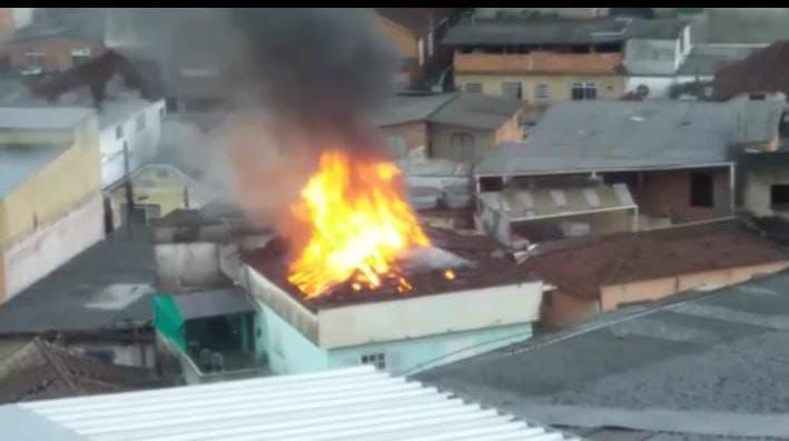 Campanha de arrecadação é criada após atriz petropolitana ter acervo destruído pelo fogo