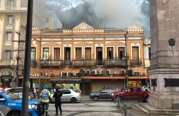 Coifa em cozinha do restaurante Obelisco Grill pega fogo em Petrópolis