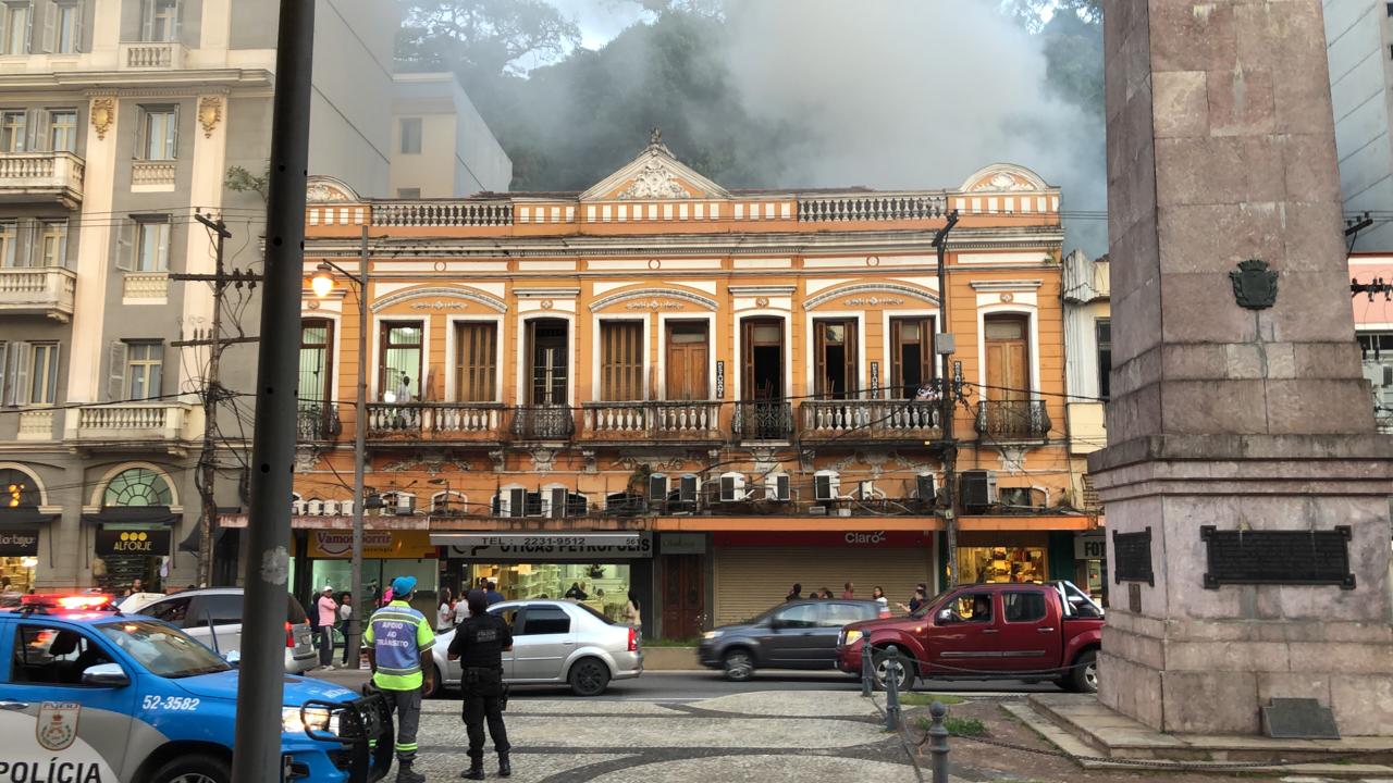 Coifa em cozinha do restaurante Obelisco Grill pega fogo em Petrópolis