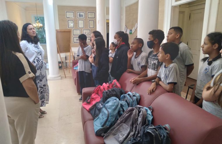 Alunos da rede municipal recebem kits escolares doados pela Organização das Cooperativas Brasileiras