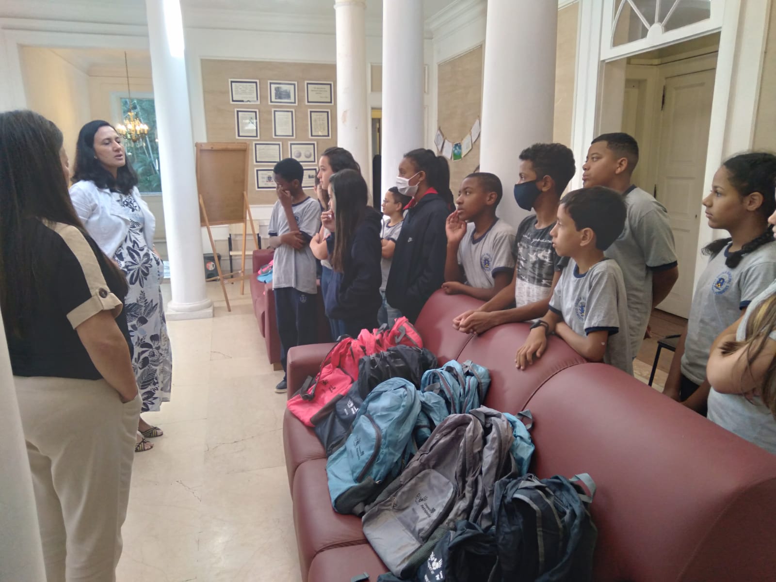 Alunos da rede municipal recebem kits escolares doados pela Organização das Cooperativas Brasileiras