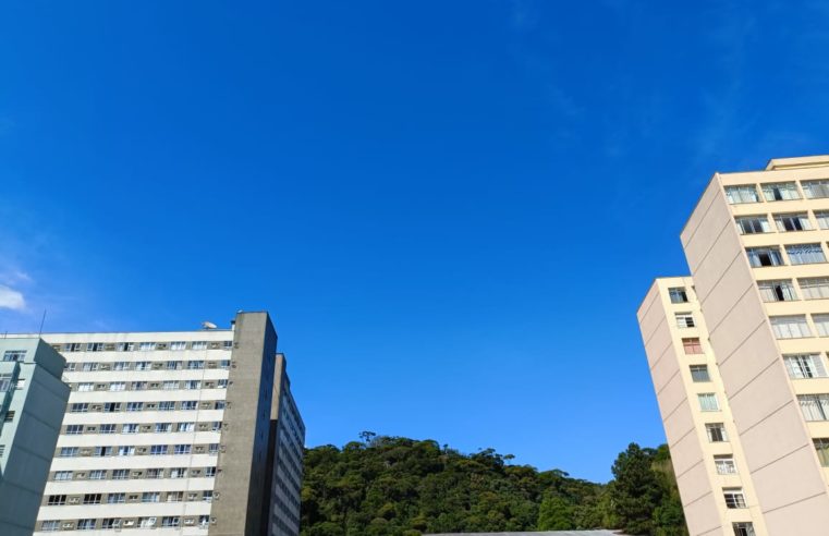 Previsão de ventos intensos ao longo do dia e pancadas de chuva no fim da tarde desta quarta (4)