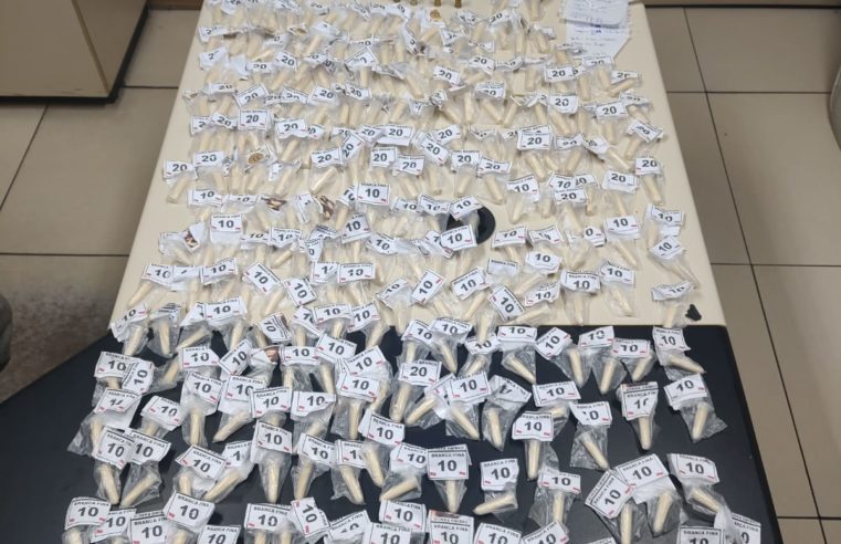 Polícia Civil prende gerente do tráfico da localidade do Calango, em Petrópolis. Com ele havia 270 embalagens de cocaína