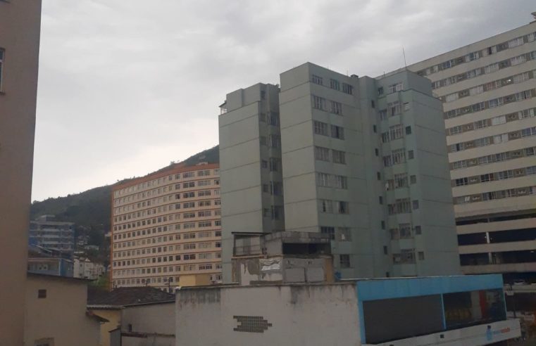 Após anúncio sobre a chegada de frente fria, tempo muda em Petrópolis