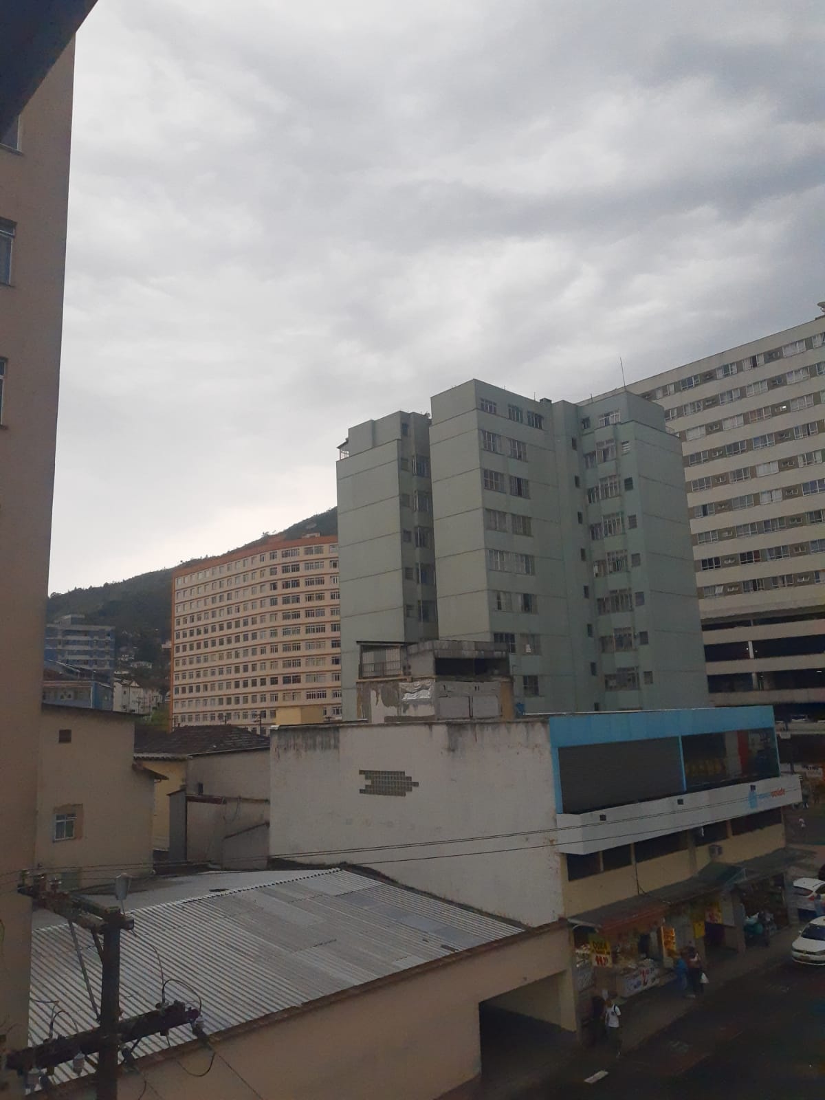 Após anúncio sobre a chegada de frente fria, tempo muda em Petrópolis