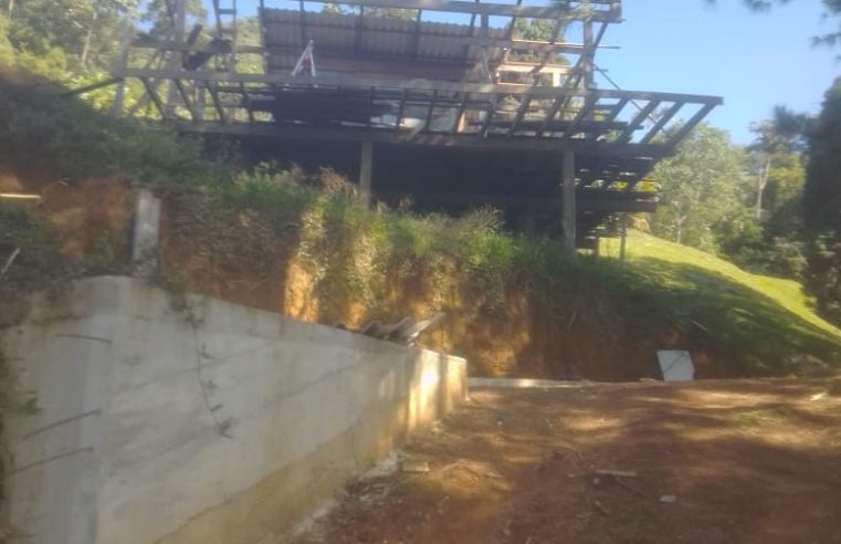 Informação do Linha Verde leva polícia a flagrar construção irregular em Nova Friburgo