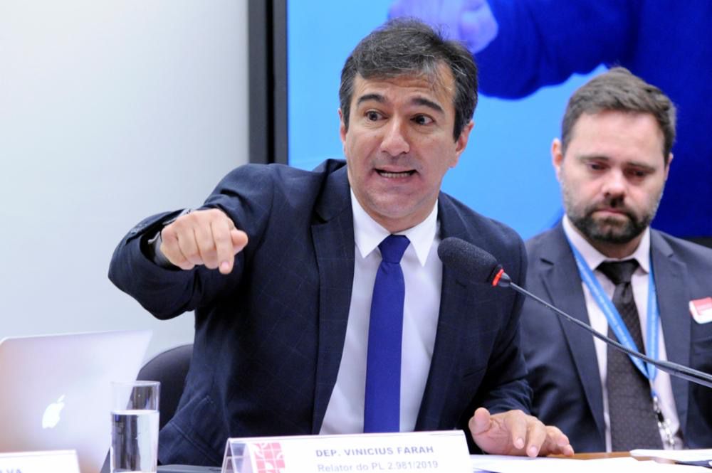 Deputados aprovam piso nacional de R$ 4,7 mil para enfermeiros