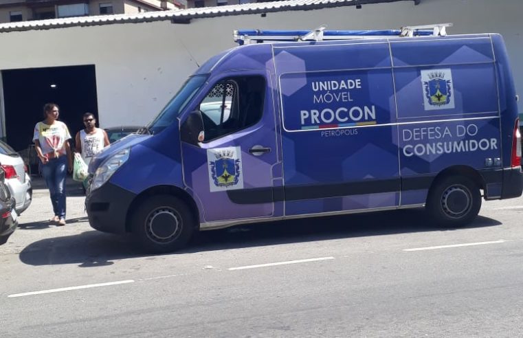 Procon faz ação de orientação no Sacolão do Retiro