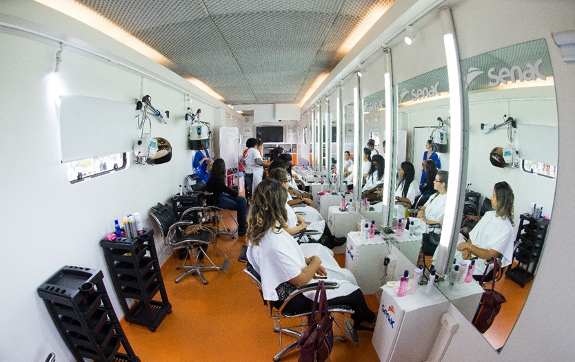 Escola Móvel de Beleza do Senac RJ chega a Petrópolis com oferta de 126 vagas em cursos gratuitos de qualificação profissional