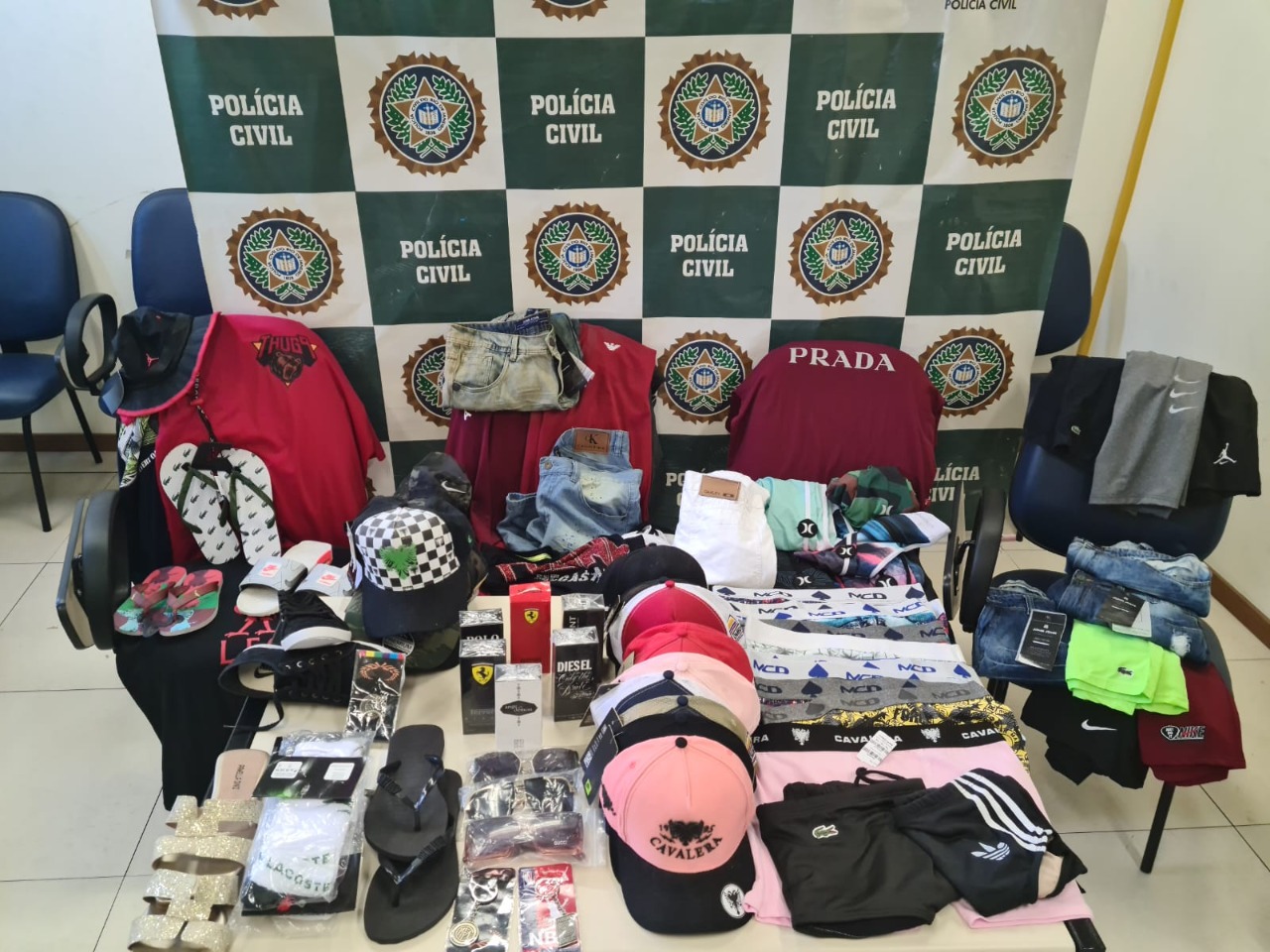 Polícia Civil realiza operação contra quadrilha que comercializa materiais falsificados na Baixada Fluminense