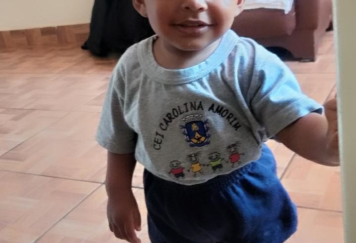Criança morre após engasgar com pedaço de maçã em Petrópolis. Caso está sendo investigado pela 105ª DP