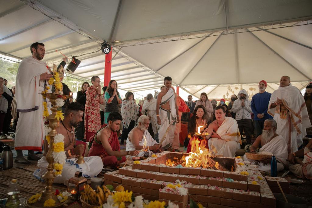 Sucesso de público, I Festival Indiano de Vedanta e Autoconhecimento lota Parque Municipal em Itaipava e entra para o calendário oficial de eventos do município
