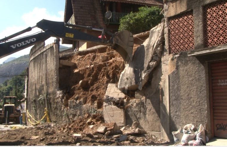 Remoção de muro na Rua Quissamã é concluída e via é liberada para trânsito de veículos e pedestres