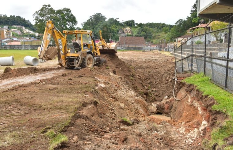 Prefeitura refaz rede pluvial do Chapa 4 no campo do Petrô