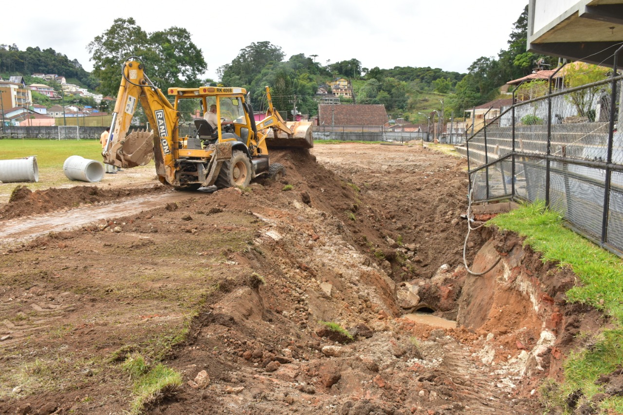 Prefeitura refaz rede pluvial do Chapa 4 no campo do Petrô