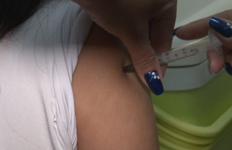 Adolescentes começam a receber a primeira dose de reforço contra a Covid-19 em Petrópolis