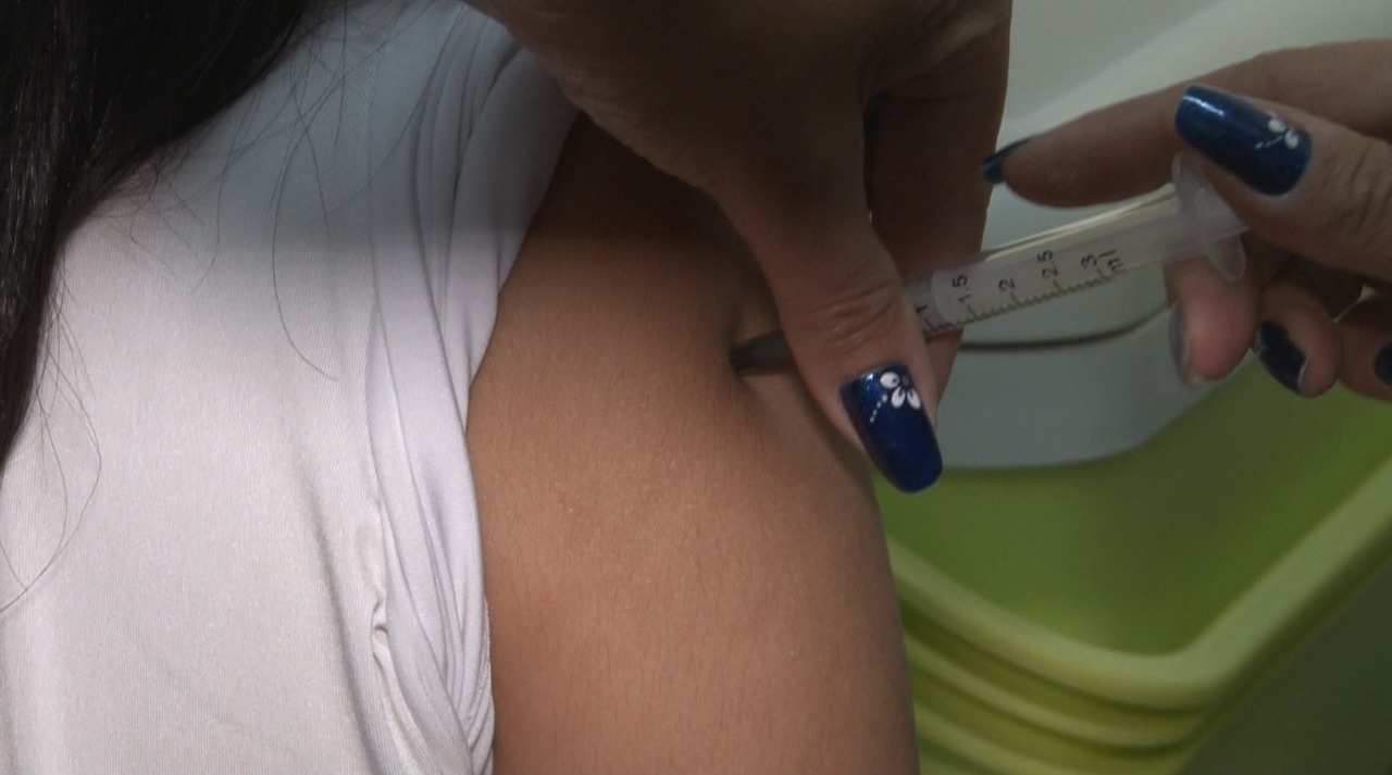 Adolescentes começam a receber a primeira dose de reforço contra a Covid-19 em Petrópolis