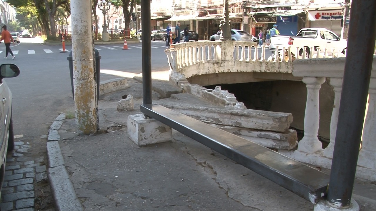 Após dois acidentes Rua Professor Pinto Ferreira permanece em situação de risco
